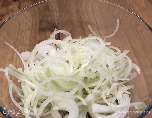 Нарежьте белый лук.