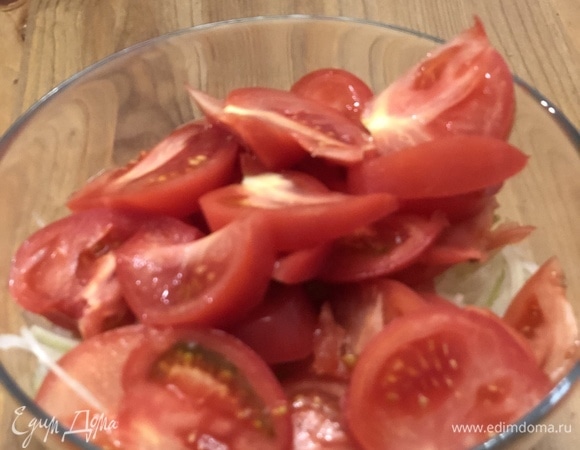Нарежьте помидоры.