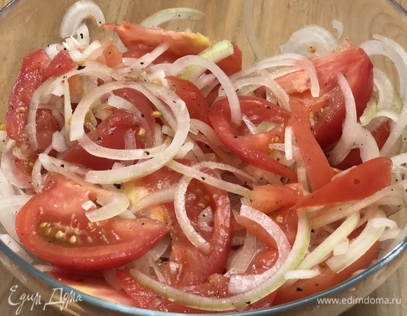 Посолите, поперчите и перемешайте.