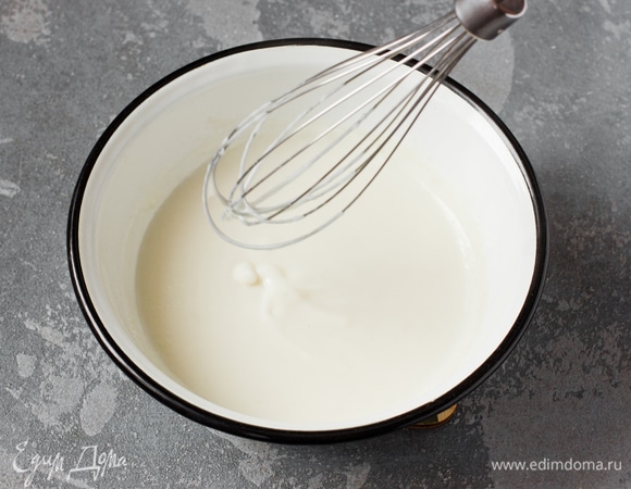 В миску с толстым дном налить молоко. Добавить к нему сахар. Поставить на средний огонь. Когда сахар растворится, добавить просеянную муку, интенсивно размешать. Варить массу, постоянно помешивая, до загустения. Снять с огня и дать немного остыть.