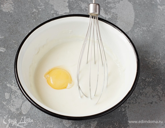 В теплую (не горячую!) молочную смесь добавить яичный желток.