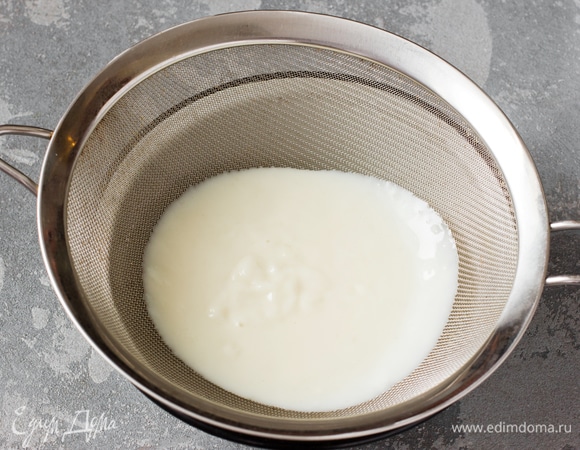 Перемешать массу и процедить через сито, чтобы избавиться от комочков.