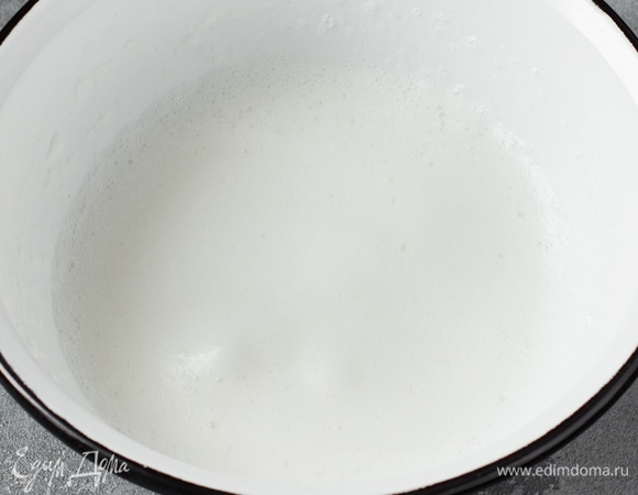 Яичный белок взбить миксером до густой устойчивой пены.