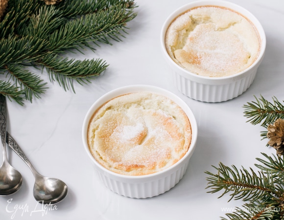 Выпекать пудинг в разогретой до 180°C духовке 40–50 минут до румяной корочки. Дать пудингу немного остыть и подавать, посыпав сахарной пудрой.