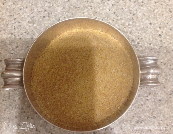 Для приготовления каши нужна горячая вода, воду нужно вливать в крупу. Пшеничную крупу моем, кладем в кастрюлю. Ставим на плиту, заливаем горячей водой. Варим при средней температуре минут 20–25, периодически помешиваем.