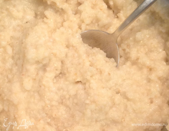 Когда каша приготовится, выключаем плиту. Добавляем сливочное масло, соль, сахар.