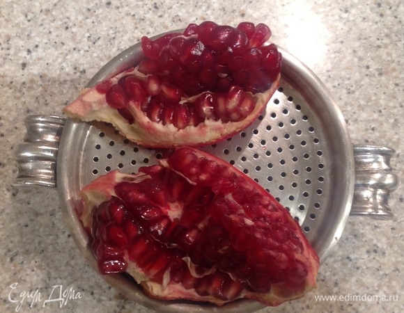 Чистим гранат.