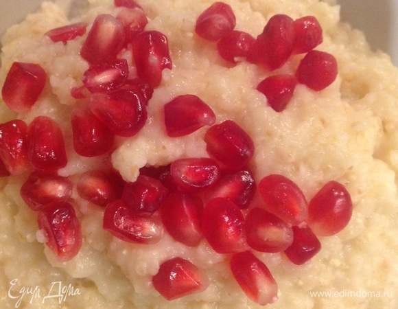 Соединяем пшеничную кашу с бананом и гранатом. Выкладываем в тарелку для подачи. Приятного аппетита!