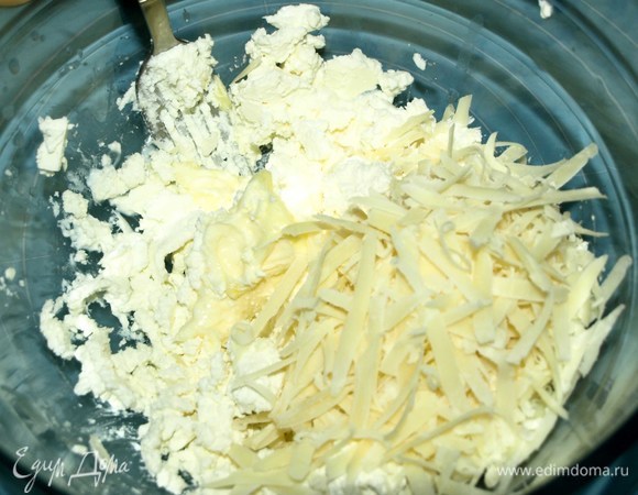 Брызну размять, добавить 0,5 ст. л. рассола. Пармезан натереть на крупной терке. Добавить размягченное сливочное масло. Все хорошо соединить.