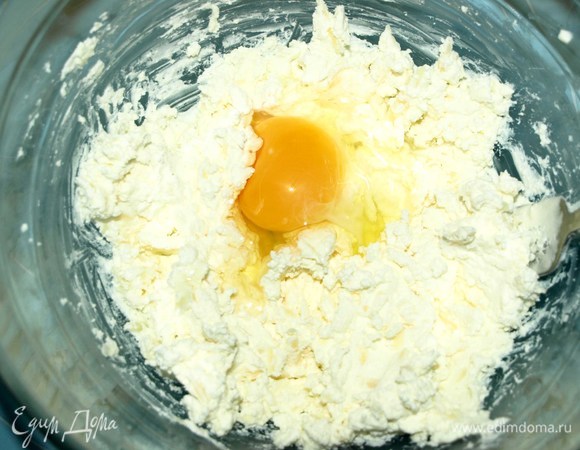 Добавляем по одному яйцу и хорошо перемешиваем.