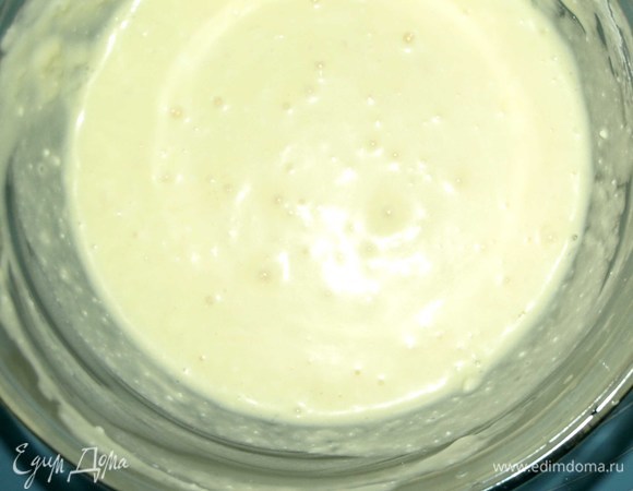 Должна получиться воздушная сырно-яичная масса.
