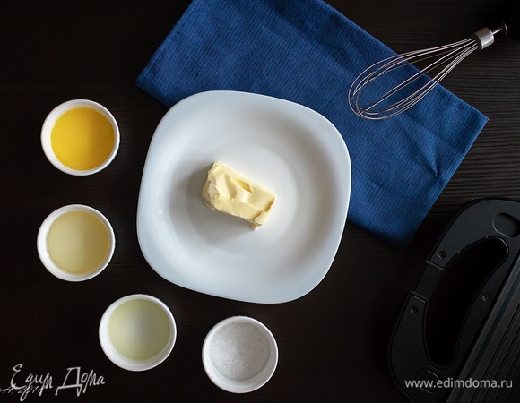 Начнем с голландского соуса. Отделим желток одного яйца. Две ложки белого вина. Кусочек масла выложить из холодильника, чтобы оно стало мягким. Соль по вкусу и чайная ложка лимонного сока.