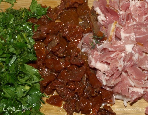 Зелень мелко порубить. Вяленые томаты мелко режем. Сырокопченую ветчину мелко нарезать. Соединяем с сырно-яичной массой.