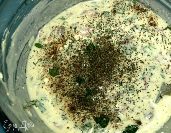Добавляем черный молотый перец, чабрец. Все хорошо перемешать.