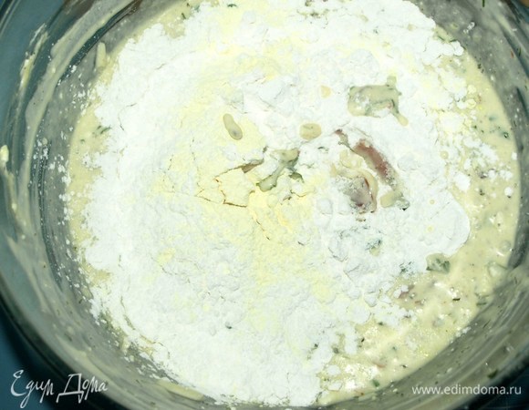 Добавляем рисовую муку и разрыхлитель. Все хорошо соединяем.