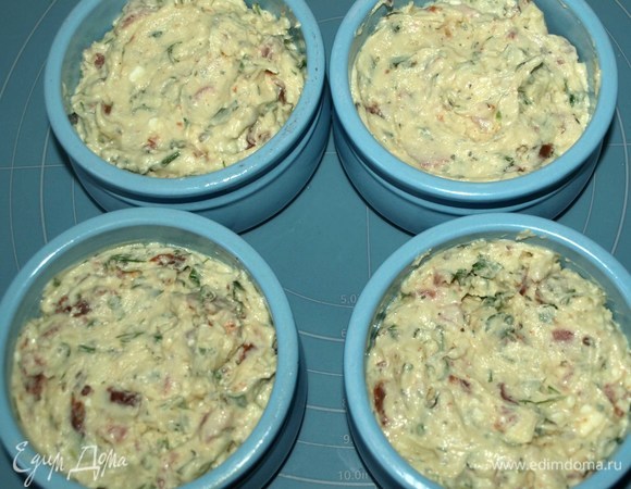 Полученное тесто раскладываем в формы для запекания, смазанные растительным маслом. У меня формы объемом 200 мл. И отправляем в заранее разогретую до 180°C духовку. Выпекаем 25–30 минут (лучше ориентироваться по своей духовке и размеру форм). Готовность проверить бамбуковой палочкой.