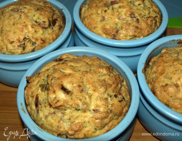 Готовую закуску достать. Дать немного остыть. Можно подать в формах для запекания. Осторожно извлечь из формы, при необходимости аккуратно помогая ножом.