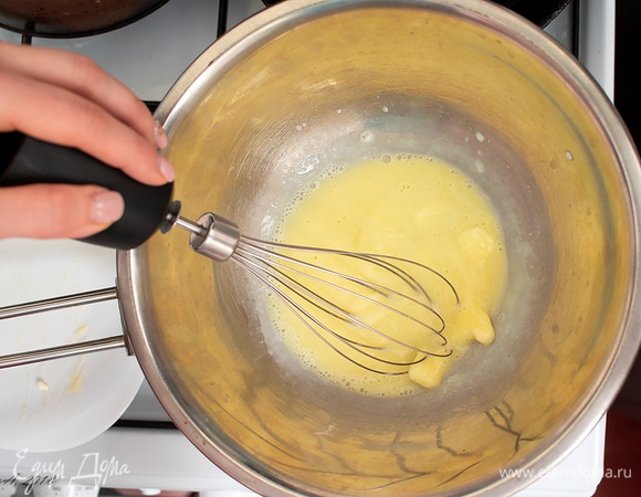 Желток смешать с вином, добавить соль и поставить на водяную баню. Постоянно помешивая венчиком, добавляйте маленькие кусочки сливочного масла. Варить до загустения, по консистенции должно быть похоже на жидкое сгущенное молоко. Соус перелить в чашку, дать немного остыть и добавить лимонный сок. Хорошо перемешать. Накрыть пленкой в контакт.