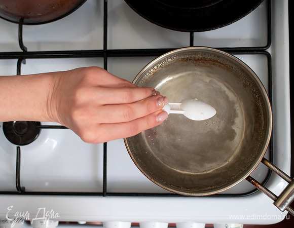 Теперь перейдем к яйцу пашот. Вода не должна сильно кипеть, иначе белок просто разорвет пузырями. Также для сохранности в воду нужно добавить 1 чайную ложку соли и две чайные ложки уксуса.