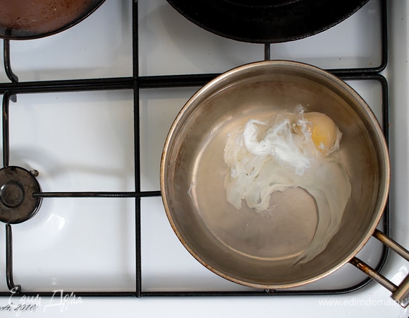 Яйцо разбейте в мисочку. Венчиком закрутите в воде воронку. В нее и вылейте яйцо. Чем ближе к воде вы держите миску, тем аккуратнее будет собираться белок. Варите от 3 до 5 минут (все зависит от того, насколько жидкий вы хотите получить желток).