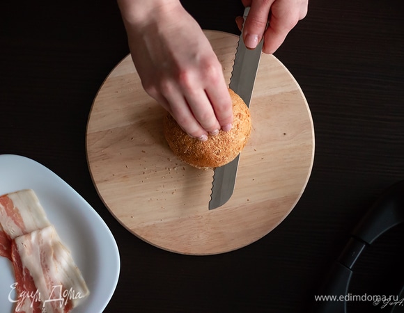 Булочку разрежьте пополам.