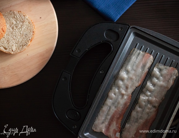 Бекон поджарьте на гриле до хрустящей корочки.