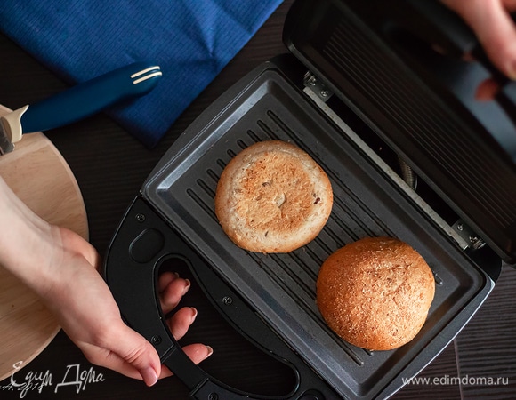 На том же гриле подрумяньте булочку.