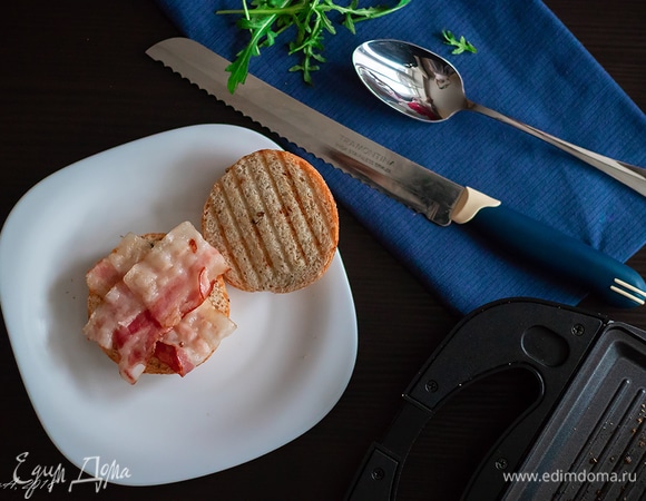 Приступаем к сборке. На булочку кладем ломтики бекона.