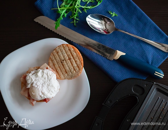 На бекон кладем яйцо пашот.