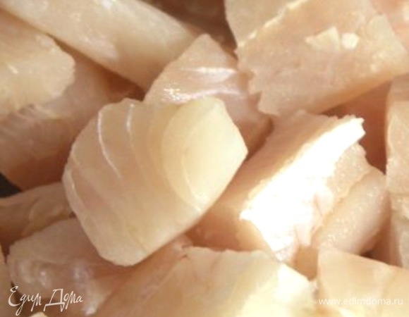 Нарезаю филе тонкими полосками, потом — поперек, чтобы получились маленькие кубики. Кладу в глубокую тарелку. Из лимона выдавливаю сок (1 ст. л.). В блендер кладем соль, перец, сахар, лимонный сок, устричный соус, майонез и взбиваем 2 минуты. Выкладываю к рыбе. Ставлю на 10 минут в холодильник.