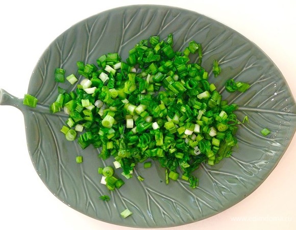 Вынимаю из холодильника тартар. Нарезаю лук, петрушку, добавляю к тартару и аккуратно перемешиваю.