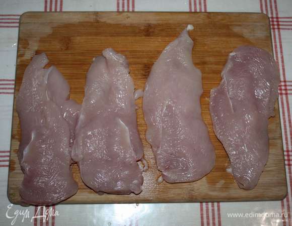 Куриное филе выложить на разделочную доску. Отбить молоточком.