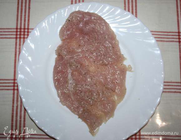 Посыпать солью и специями. Оставить на 10–15 минут.