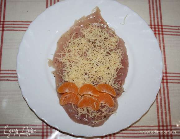 Очистить мандарины от пленок и косточек. Разложить их на филе.