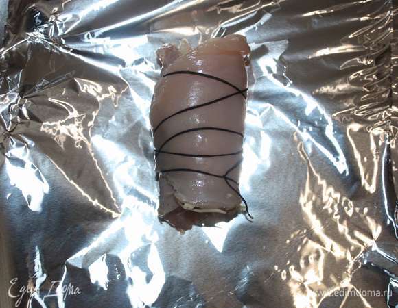 Завязать нитью. Завернуть в фольгу.