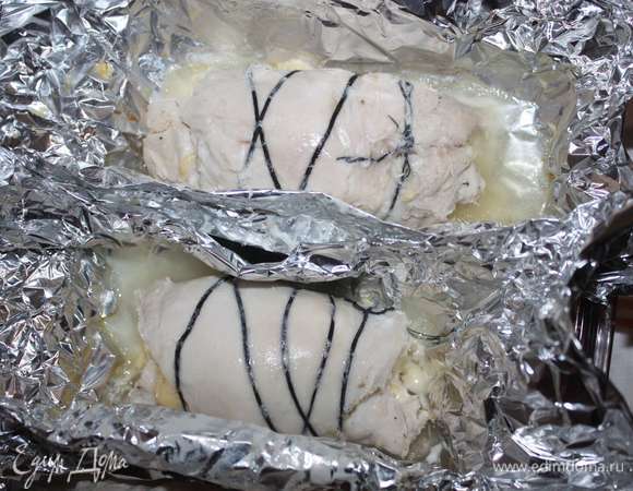 Далее открыть фольгу и отправить в духовку еще минут на 10, чтобы рулет зарумянился.