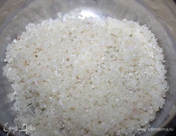 Тем временем приготовим гарнир. Для начала нужно хорошо промыть рис в воде.