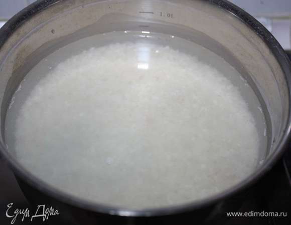 Далее заливаем рис холодной водой и солим. Ставим на газ. Когда вода закипит, убавляем огонь, закрываем кастрюлю крышкой. Готовим рис 15–20 минут до полного исчезновения жидкости.