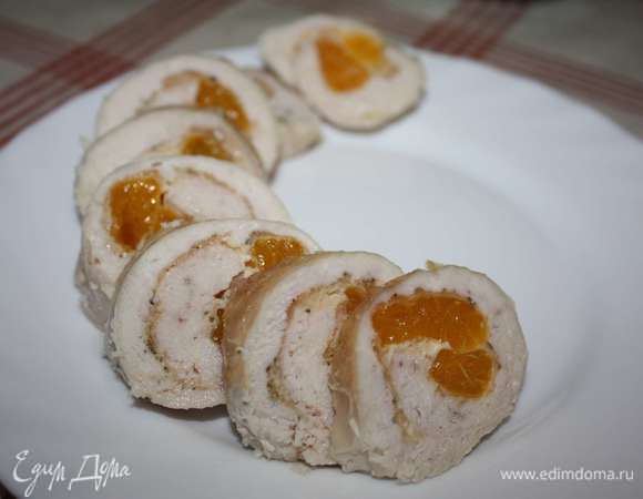 Остывший к этому времени куриный рулет нарезаем на порционные кусочки.