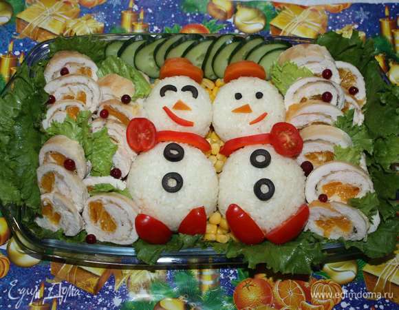 Укладываем рулет на блюдо вместе с гарниром.