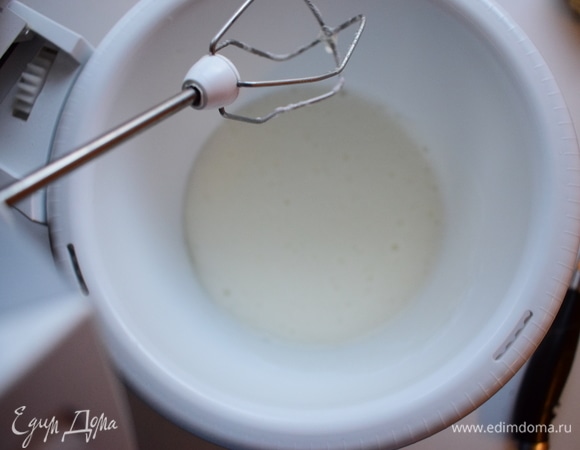 Взбиваем белки миксером на медленной скорости, постепенно добавляем сахар.