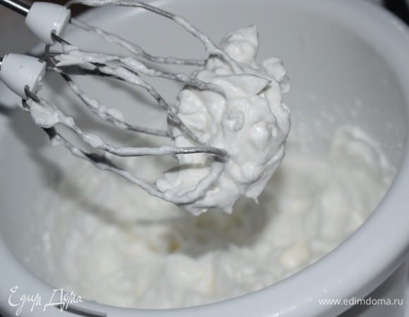 Взбиваем белки с сахаром до устойчивых пиков.