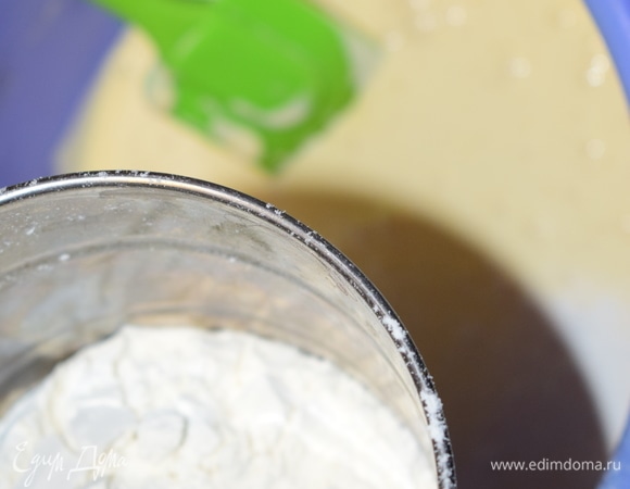 К взбитым желткам добавляем просеянную муку и перемешиваем.