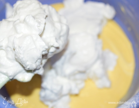Поэтапно добавляем к получившейся массе взбитые белки, перемешивая лопаточкой снизу вверх.