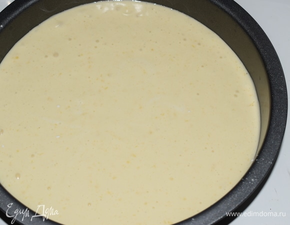 Выливаем получившееся тесто в форму (у меня 20 см), выпекаем при температуре 170–180°C около 25–35 минут.