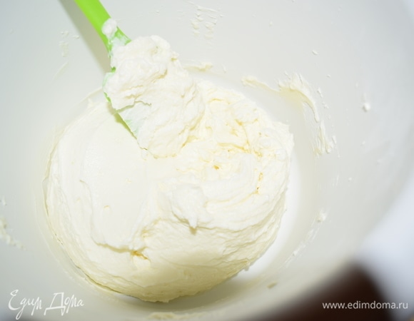 Для приготовления крема взбиваем сливки с сахарной пудрой и сливочным сыром.