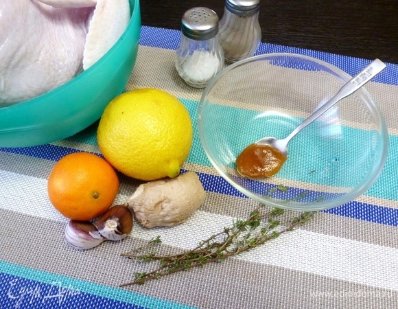 Сначала нужно подготовить курицу и ингредиенты для маринада. Курицу помыть, удалить остатки перьев (если есть), срезать лишний жир.