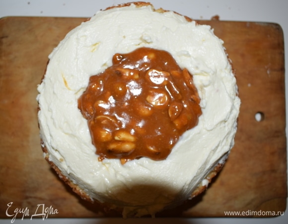 Собираем торт. В центр нижнего яруса кладем сливочную карамель с арахисом (этого можно не делать). В верхний ярус кладем только крем, чтобы облегчить всю конструкцию. Далее обрезаем по форме полусферы.