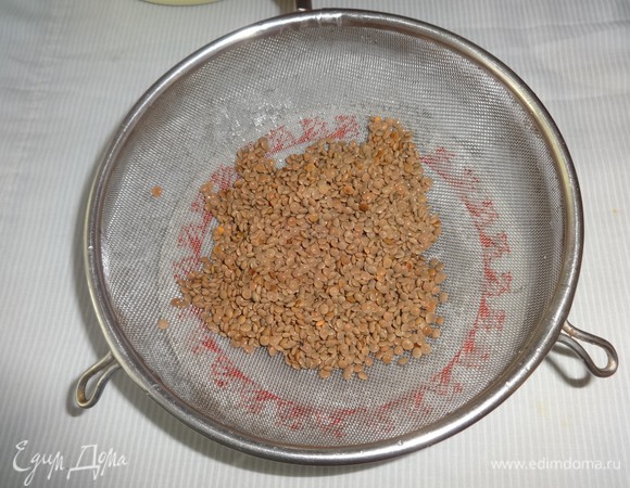 Чечевицу ТМ «Националь» промыть под проточной водой.