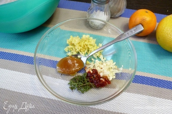 Измельчить чеснок и кусочек имбиря (3 см), у тимьяна оборвать листики.
